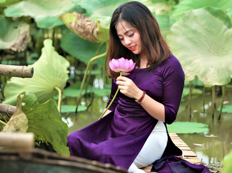  Lotus is also a great source of food for the locals. Lotus-scented tea is a specialty of Hanoi, reflecting the culture and exquisiteness of the Hanoi people.